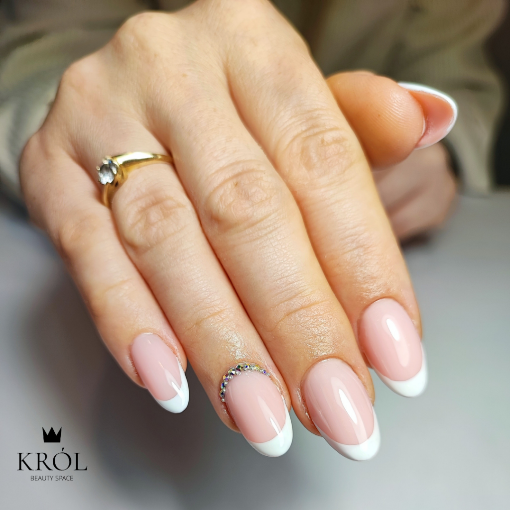Paznokcie długie french z cyrkoniami - KRÓL Beauty Space Koszalin